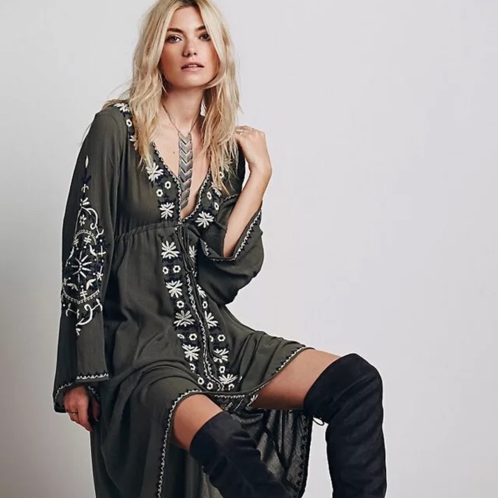 •HOST PICK•SOLD OUT•Boho Floral Embroidered Dress• - Picture 2 of 8